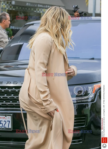 Khloe Kardashian w beżowym płaszczu