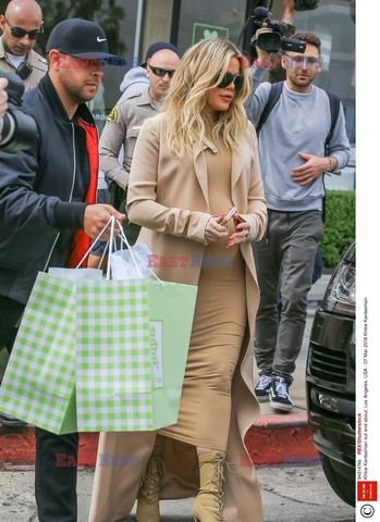 Khloe Kardashian w beżowym płaszczu