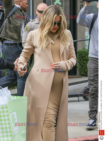 Khloe Kardashian w beżowym płaszczu