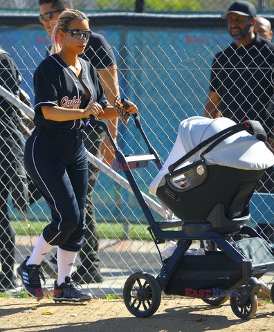 Kardashianki z dziecmi na meczu baseballa