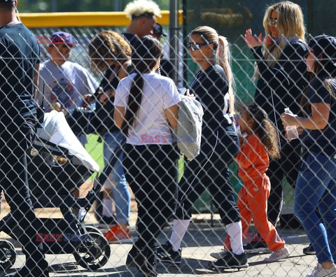 Kardashianki z dziecmi na meczu baseballa