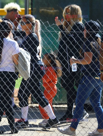 Kardashianki z dziecmi na meczu baseballa