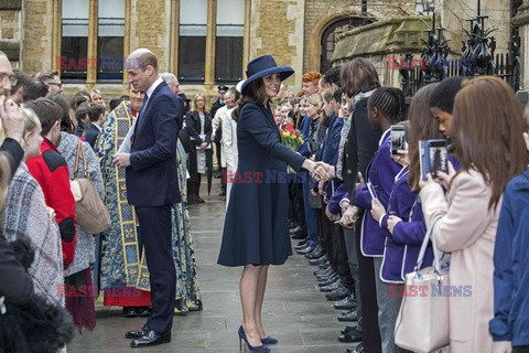 Brytyjska rodzina królewska i goście w Westminister Abbey