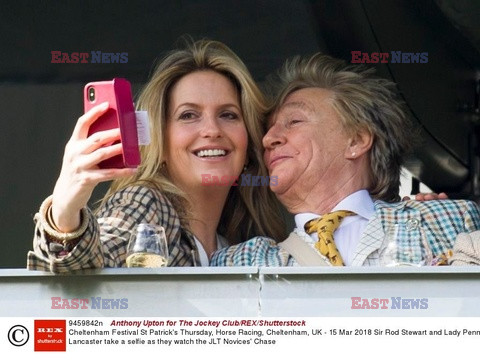 Rod Stewart i Penny Lancaster na wyścigach konnych w Cheltenham