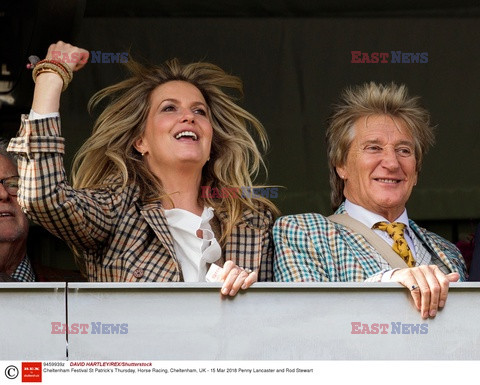 Rod Stewart i Penny Lancaster na wyścigach konnych w Cheltenham