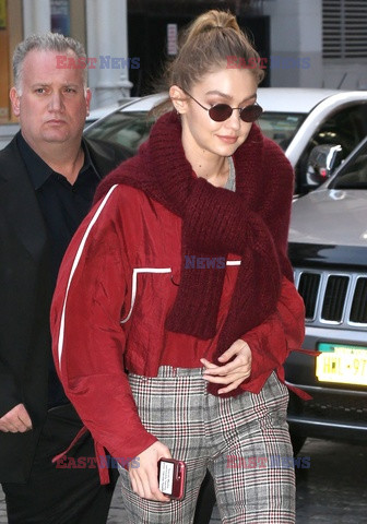 Gigi Hadid w spodniach w kratę