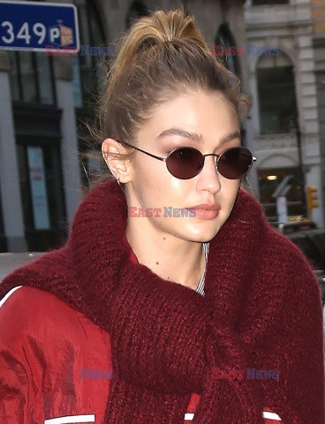 Gigi Hadid w spodniach w kratę