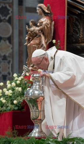 Papież Franciszek odprawia mszę w Wielki Czwartek