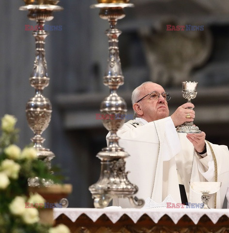 Papież Franciszek odprawia mszę w Wielki Czwartek