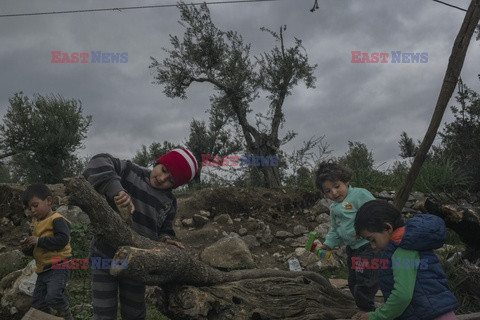 Życie uchodźców na greckiej wyspie Lesbos - NYT