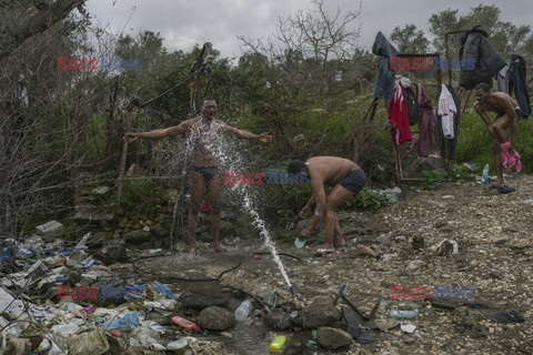 Życie uchodźców na greckiej wyspie Lesbos - NYT