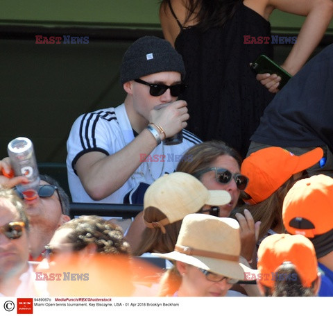 Brooklyn Beckham z temblakiem na ramieniu 