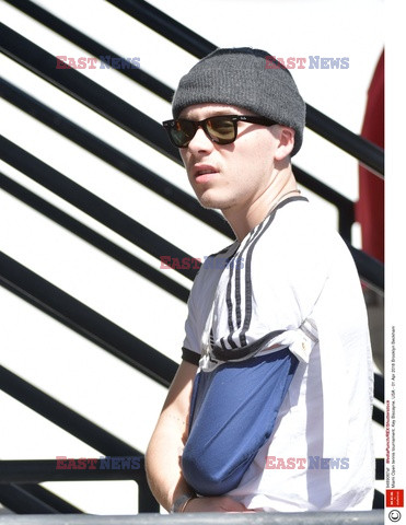 Brooklyn Beckham z temblakiem na ramieniu 