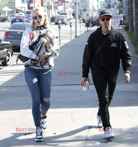 Sophie Turner i Joe Jonas na spacerze z psem