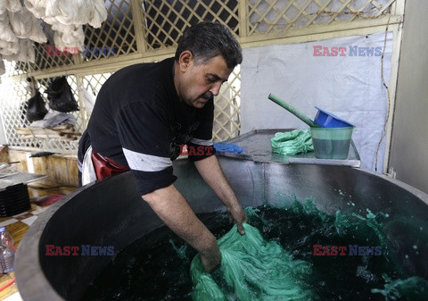 Farbowanie jedwabnych nici w Syrii