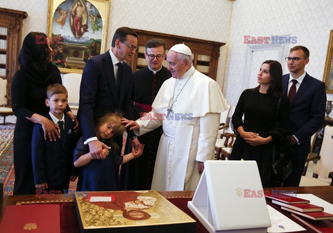 Premier Morawiecki z rodziną podczas audiencji u papieża Franciszka