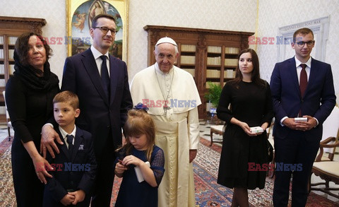 Premier Morawiecki z rodziną podczas audiencji u papieża Franciszka