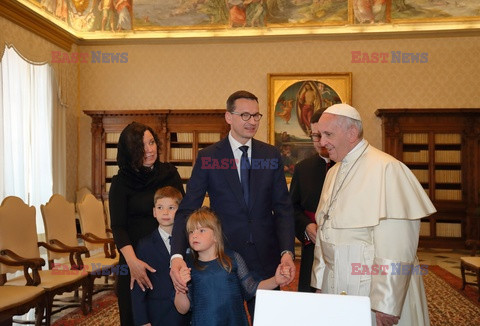 Premier Morawiecki z rodziną podczas audiencji u papieża Franciszka