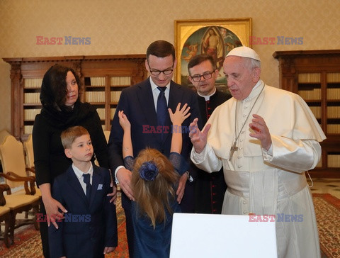 Premier Morawiecki z rodziną podczas audiencji u papieża Franciszka