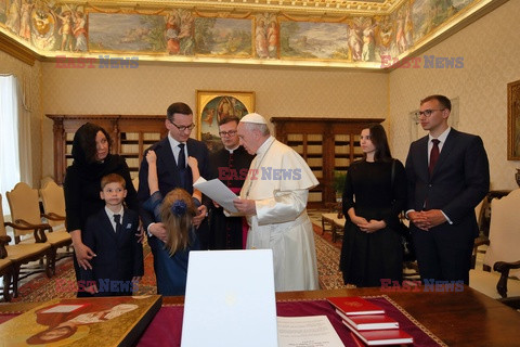 Premier Morawiecki z rodziną podczas audiencji u papieża Franciszka