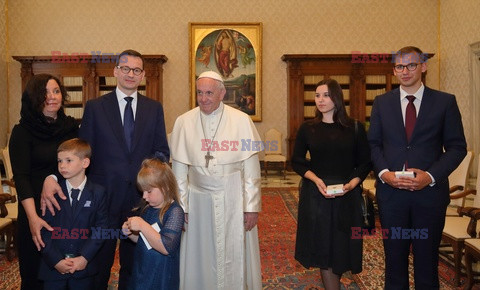 Premier Morawiecki z rodziną podczas audiencji u papieża Franciszka