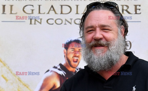 Russell Crowe promuje Il Gladiatore in concerto