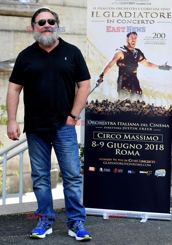 Russell Crowe promuje Il Gladiatore in concerto