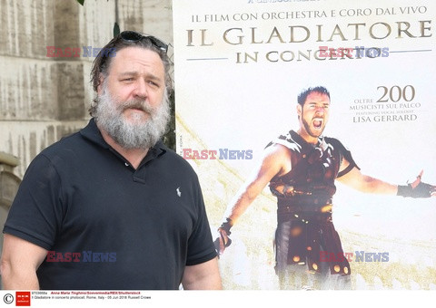 Russell Crowe promuje Il Gladiatore in concerto