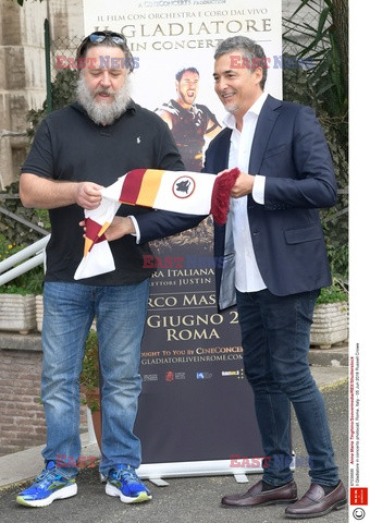 Russell Crowe promuje Il Gladiatore in concerto