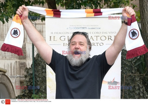 Russell Crowe promuje Il Gladiatore in concerto