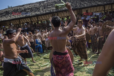 Tradycyjne walki Mekare-kare w Indonezji - Redux