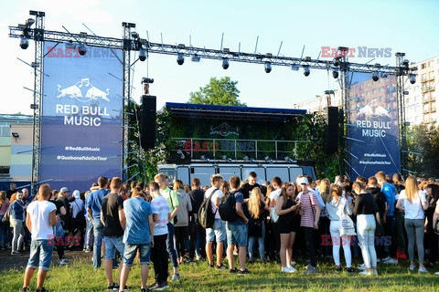 Muzyczny autobus Quebonafide w Piotrkowie Trybunalskim