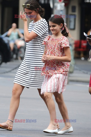 Katie Holmes i Suri Cruise w Luwrze