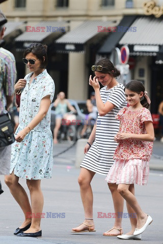 Katie Holmes i Suri Cruise w Luwrze