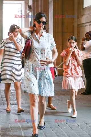 Katie Holmes i Suri Cruise w Luwrze