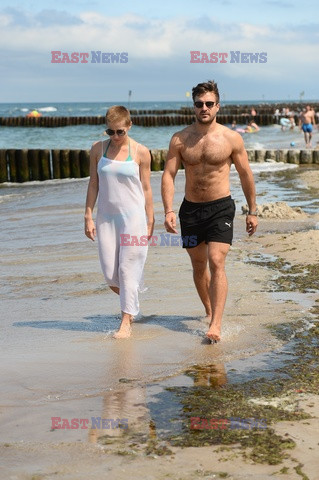 Katarzyna Warnke i Piotr Stramowski prężą się na plaży