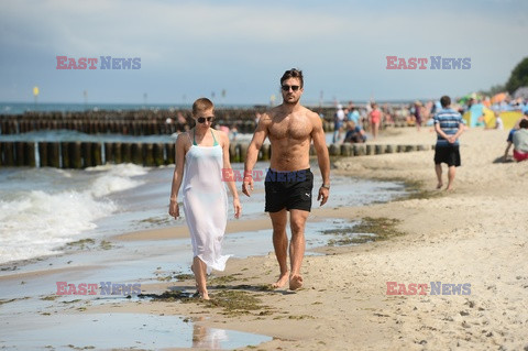 Katarzyna Warnke i Piotr Stramowski prężą się na plaży