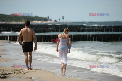 Katarzyna Warnke i Piotr Stramowski prężą się na plaży