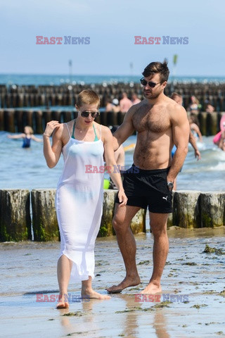 Katarzyna Warnke i Piotr Stramowski prężą się na plaży