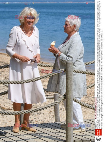 Księżna Camilla na spacerze z Judi Dench