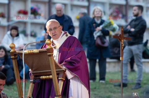 Papież Franciszek odprawia mszę za Wszystkich Świętych