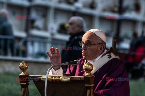 Papież Franciszek odprawia mszę za Wszystkich Świętych