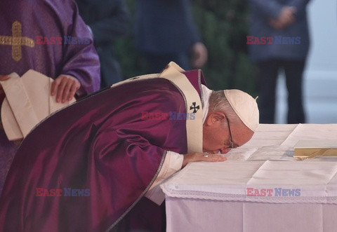 Papież Franciszek odprawia mszę za Wszystkich Świętych