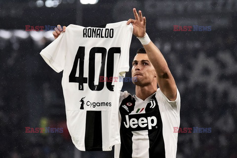 Cristano Ronaldo z koszulką za 400 gol w rozgrywkach ligowych