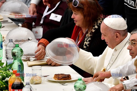 Papież Franciszek zjadł obiad z 1500 ubogimi