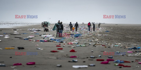 Holandia - uprzątanie plaży z towarów zgubionych przez kontenerowiec - Hollandse Hoogte