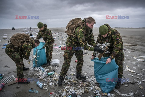 Holandia - uprzątanie plaży z towarów zgubionych przez kontenerowiec - Hollandse Hoogte