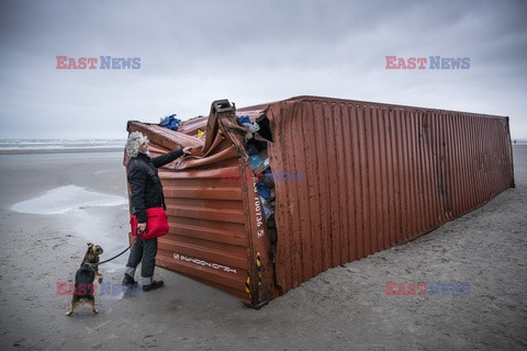 Holandia - uprzątanie plaży z towarów zgubionych przez kontenerowiec - Hollandse Hoogte