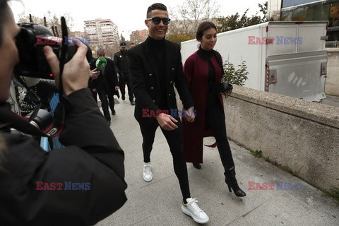 Cristiano Ronaldo i Georgina Rodriguez w drodze do sądu