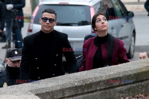 Cristiano Ronaldo i Georgina Rodriguez w drodze do sądu